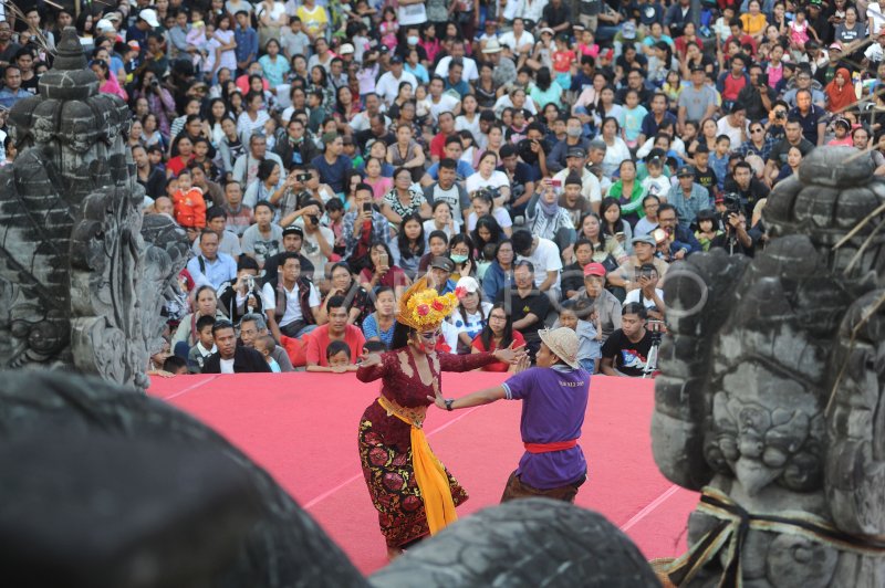 TARI JOGED BUMBUNG | ANTARA Foto