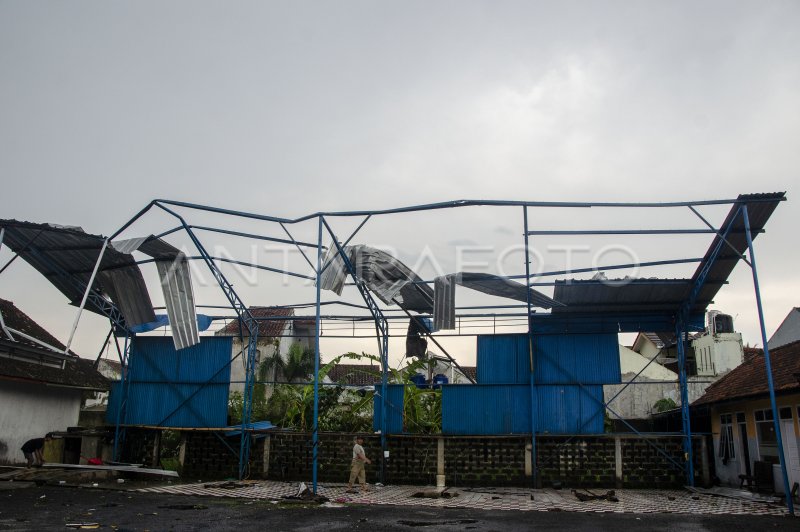 Dampak Angin Puting Beliung Antara Foto