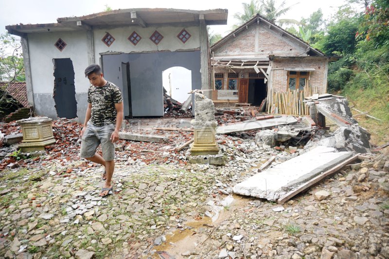 BENCANA TANAH GERAK TRENGGALEK | ANTARA Foto