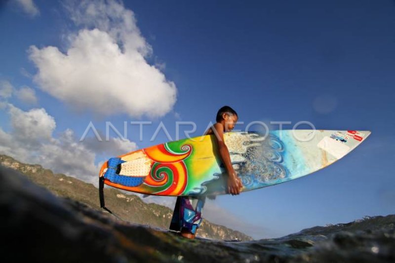 MENJINAKKAN GANASNYA PANTAI SELATAN | ANTARA Foto