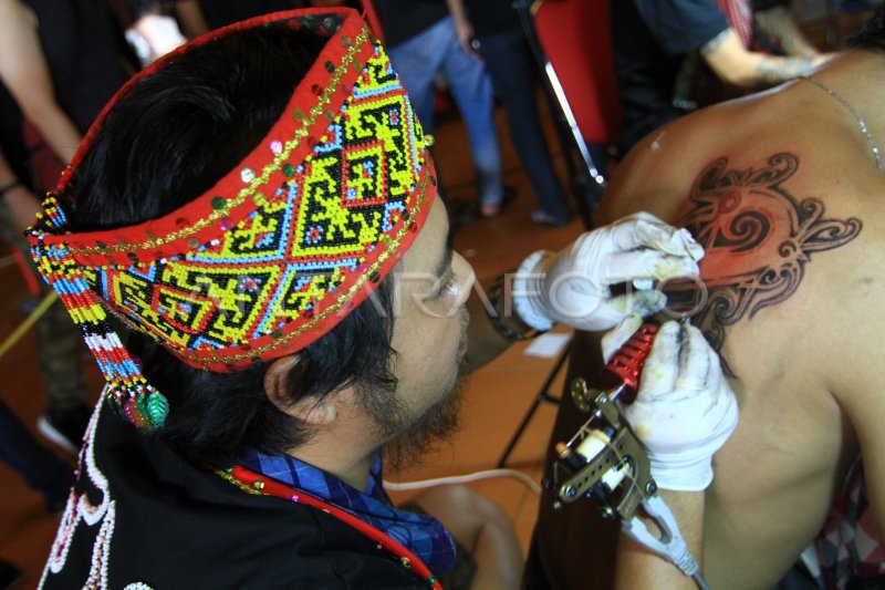 Lomba Lukis Tato Dayak Antara Foto