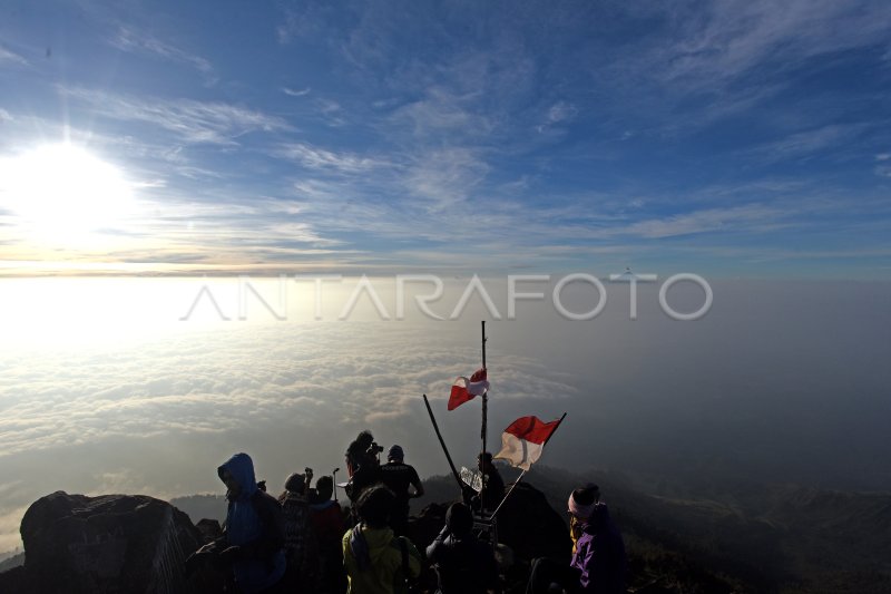 Memburu Matahari Terbit Di Puncak Arjuno Antara Foto