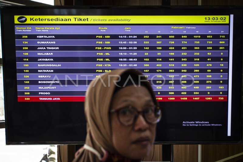 PENJUALAN TIKET KERETA API LEBARAN | ANTARA Foto