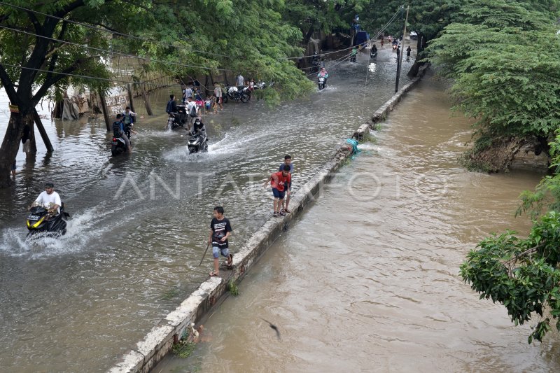 Banjir Luapan Kali Cakung Menyusut Antara Foto 4168