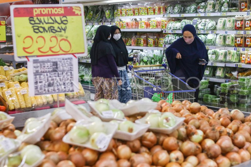 OPERASIONAL PASAR SWALAYAN SELAMA PPKM DARURAT | ANTARA Foto