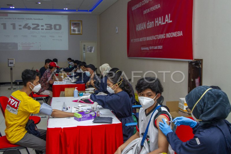 VAKSINASI GOTONG ROYONG DI KARAWANG | ANTARA Foto