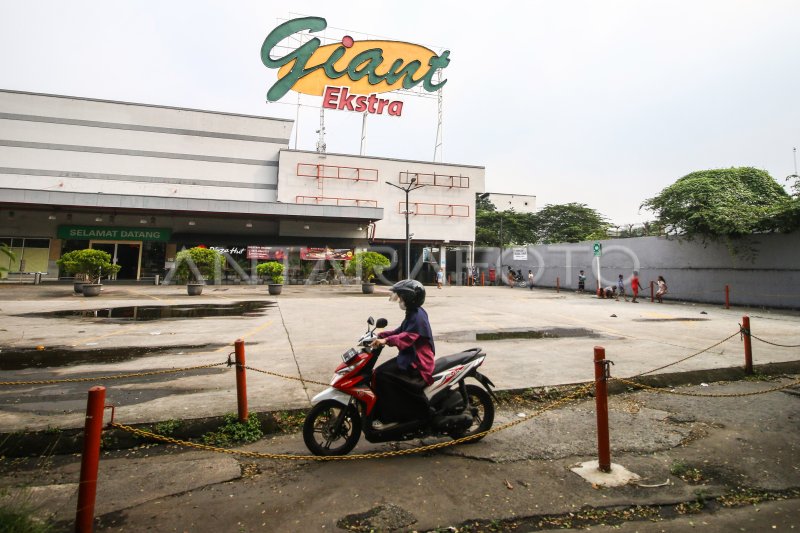 SUPERMARKET GIANT TUTUP | ANTARA Foto