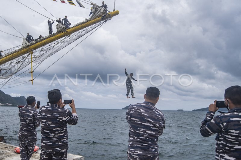 Upacara Kenaikan Pangkat Dan Tradisi Terjun Ke Laut Antara Foto