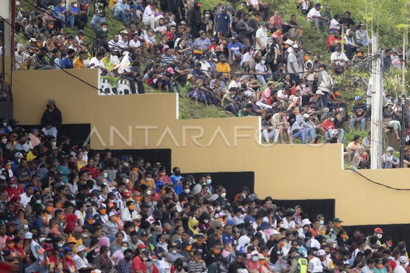 Penonton kecewa hasil pertandingan Ronal Siahaan vs Putra Abdullah