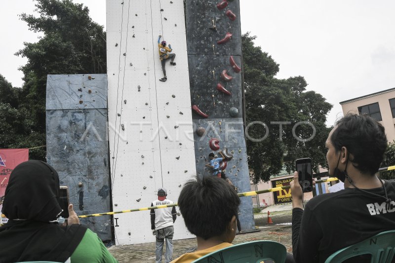 LOMBA PANJAT DINDING UNTUK ANAK-ANAK | ANTARA Foto