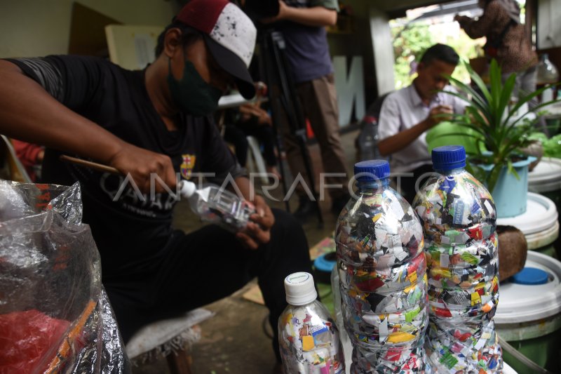 Pemanfaatan Sampah Organik Dan Anorganik Antara Foto