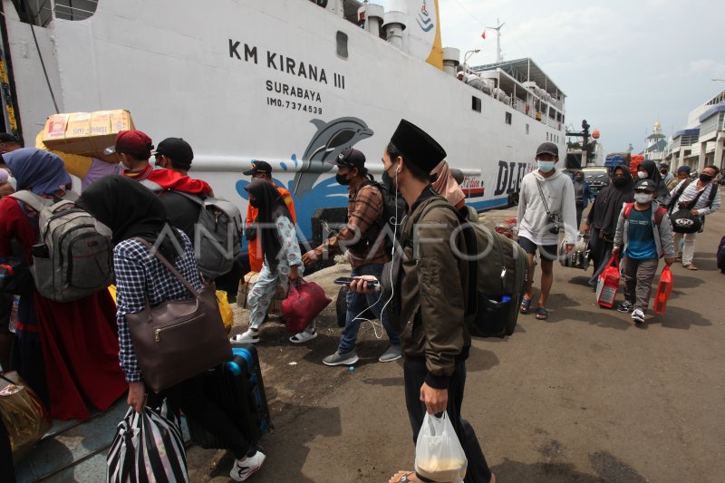 ARUS PENUMPANG KAPAL DI PELABUHAN TANJUNG PERAK SURABAYA | ANTARA Foto