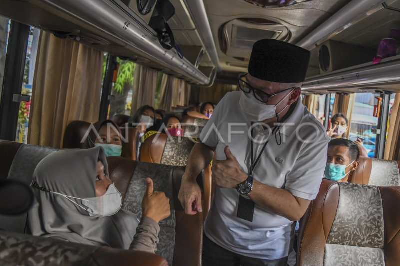 TASPEN BERANGKATKAN 12 BUS MUDIK GRATIS | ANTARA Foto