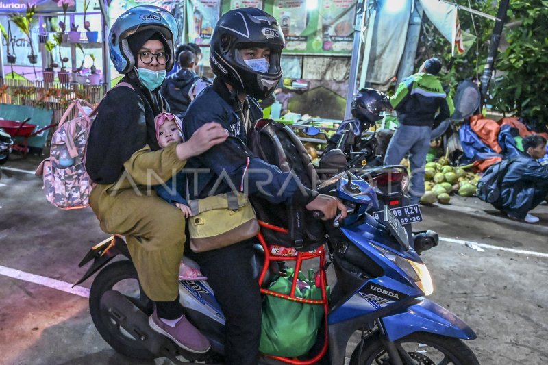 Arus Mudik Jalur Kalimalang Antara Foto 7341