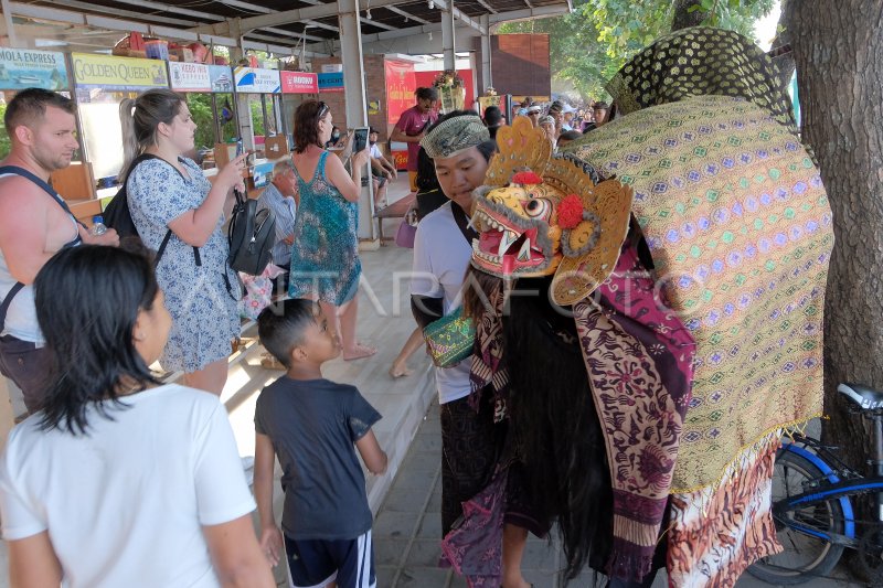 Tradisi Ngelawang Di Pantai Sanur Bali Antara Foto 0088