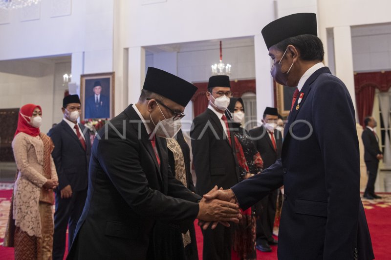 PRESIDEN JOKOWI LANTIK AZWAR ANAS SEBAGAI MENPAN RB | ANTARA Foto