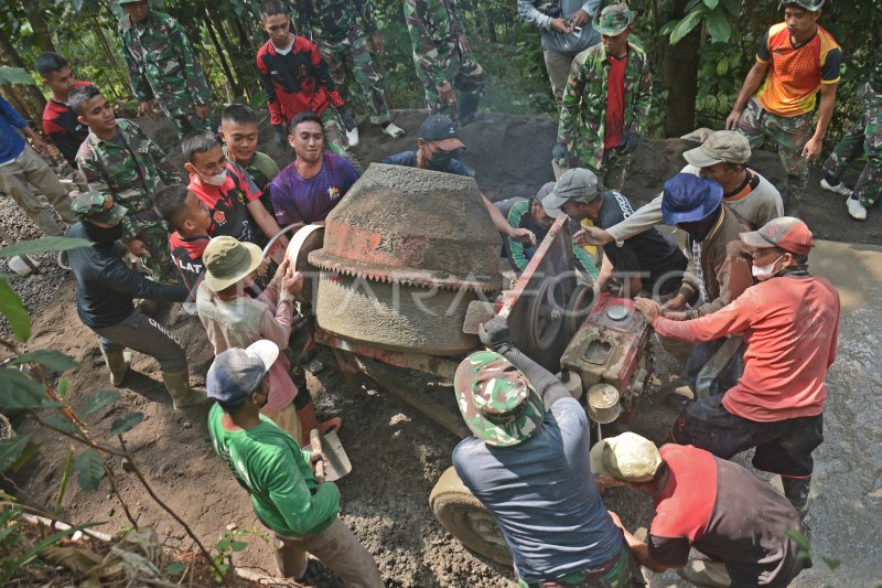 Tni Manunggal Membangun Desa Dedikasi Terbaik Membangun Nkri Antara Foto