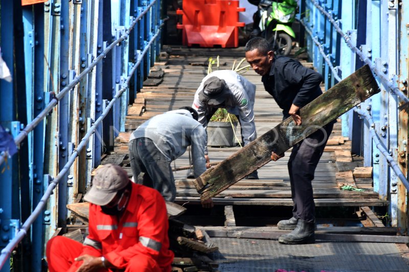 PERBAIKAN JEMBATAN PENINGGALAN BELANDA | ANTARA Foto