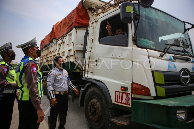 RAZIA JAM OPERASIONAL TRUK DI TANGERANG | ANTARA Foto