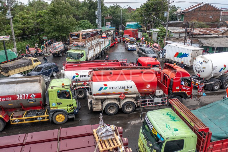 BANJIR MASIH MERENDAM JALUR PANTURA SEMARANG | ANTARA Foto