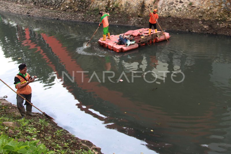 BERSIHKAN SAMPAH KALI ANAK CILIWUNG | ANTARA Foto