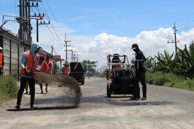 PERBAIKAN JALAN BERLUBANG | ANTARA Foto