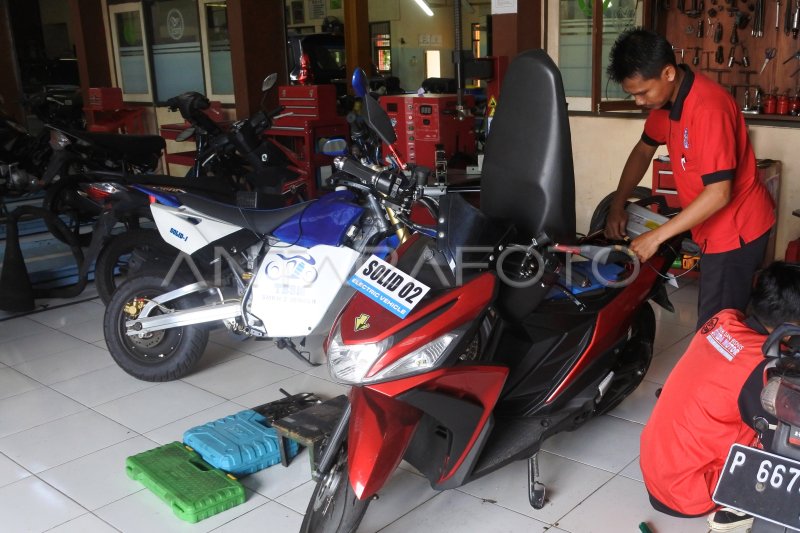 BENGKEL KONVERSI MOTOR BBM KE LISTRIK | ANTARA Foto