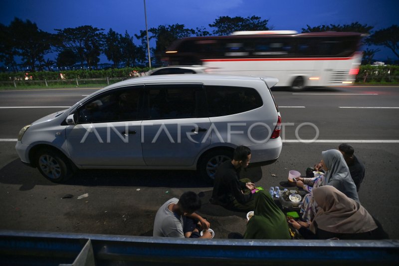 Berbuka puasa di badan jalan tol cipali antara foto