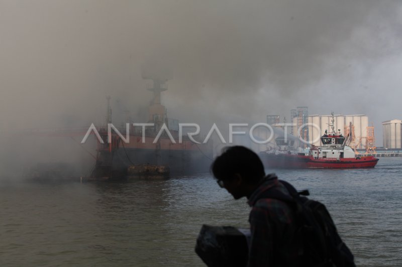 Kapal Kargo Terbakar Di Pelabuhan Tanjung Perak Antara Foto