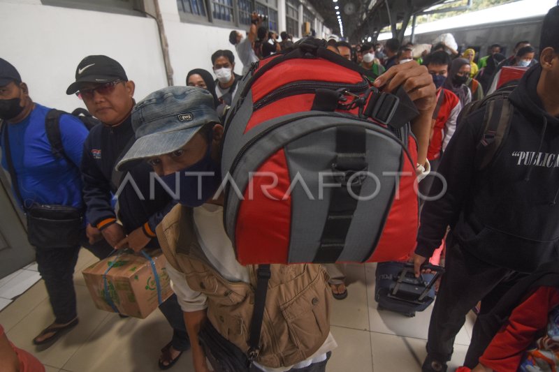 Arus Balik Di Stasiun Senen Antara Foto