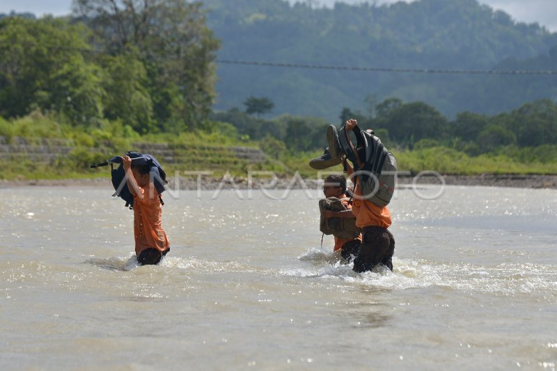 Murid Sekolah Terpaksa Menyeberangi Sungai Di Pedesaan Aceh Antara Foto