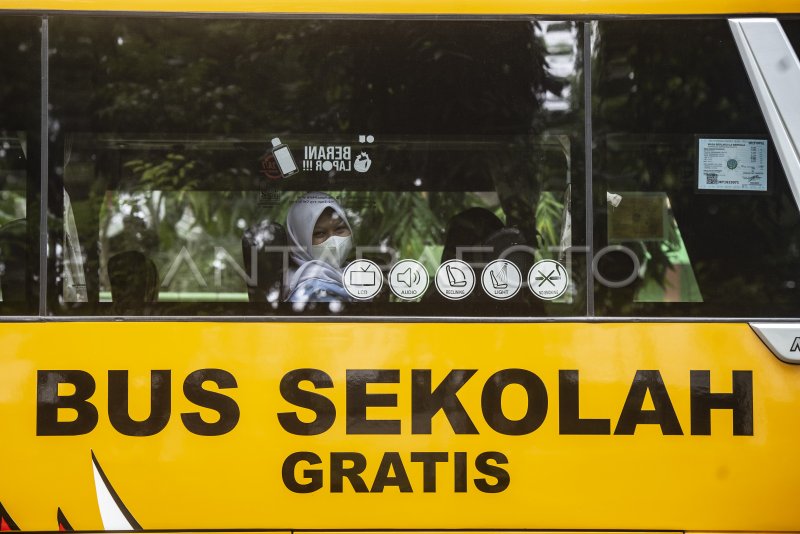 BUS SEKOLAH GRATIS KEMBALI BEROPERASI | ANTARA Foto