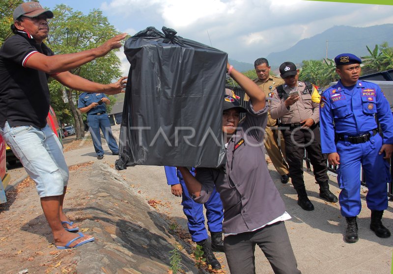 Distribusi Logistik Pemilu Ke Pulau Luar Antara Foto