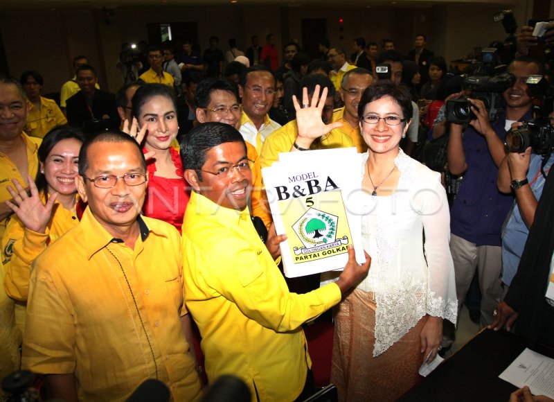 Penyerahan Daftar Caleg Partai Golkar Antara Foto