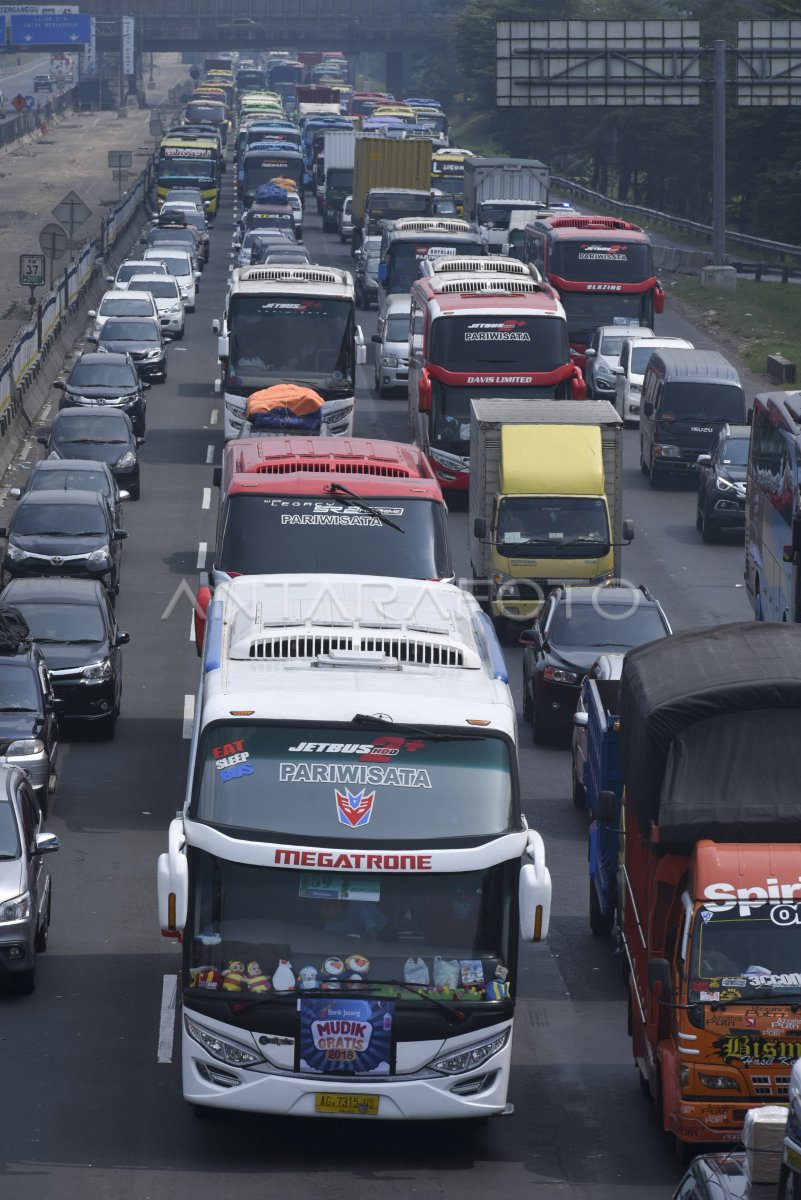 KEMACETAN TOL CIKAMPEK | ANTARA Foto