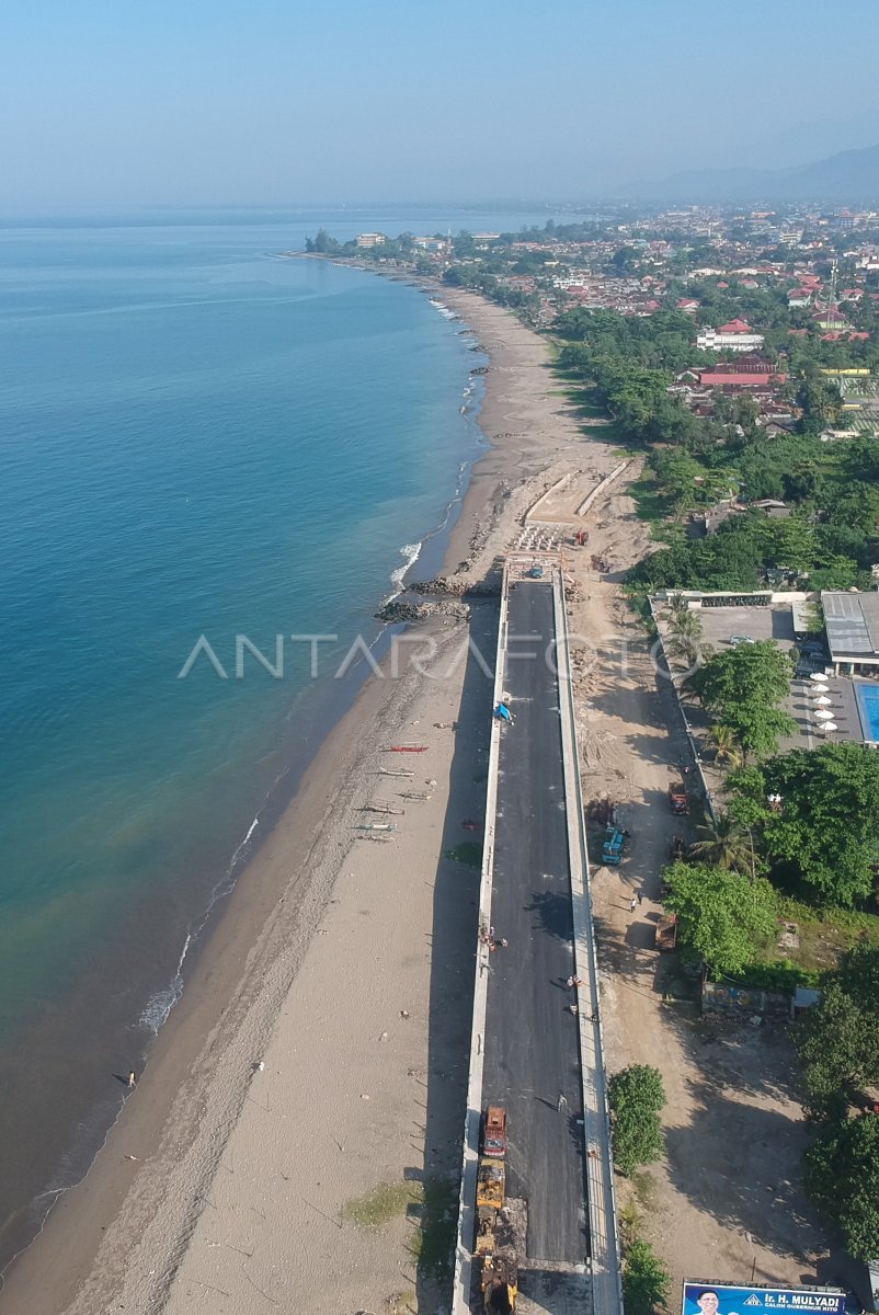 Jembatan Penghubung Pantai Antara Foto