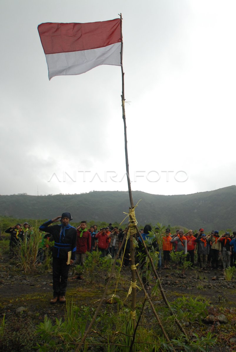 UPACARA BENDERA GUNUNG GALUNGGUNG | ANTARA Foto