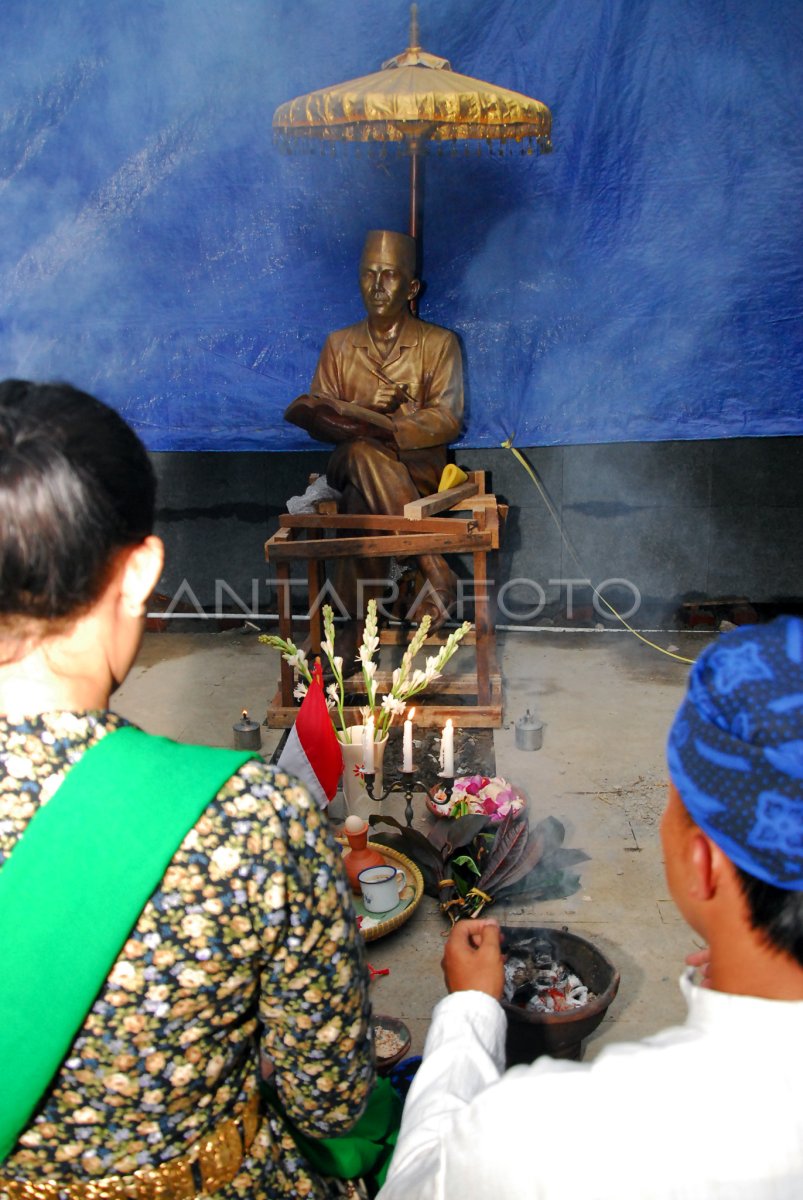 Ruwatan Patung Bung Karno Antara Foto