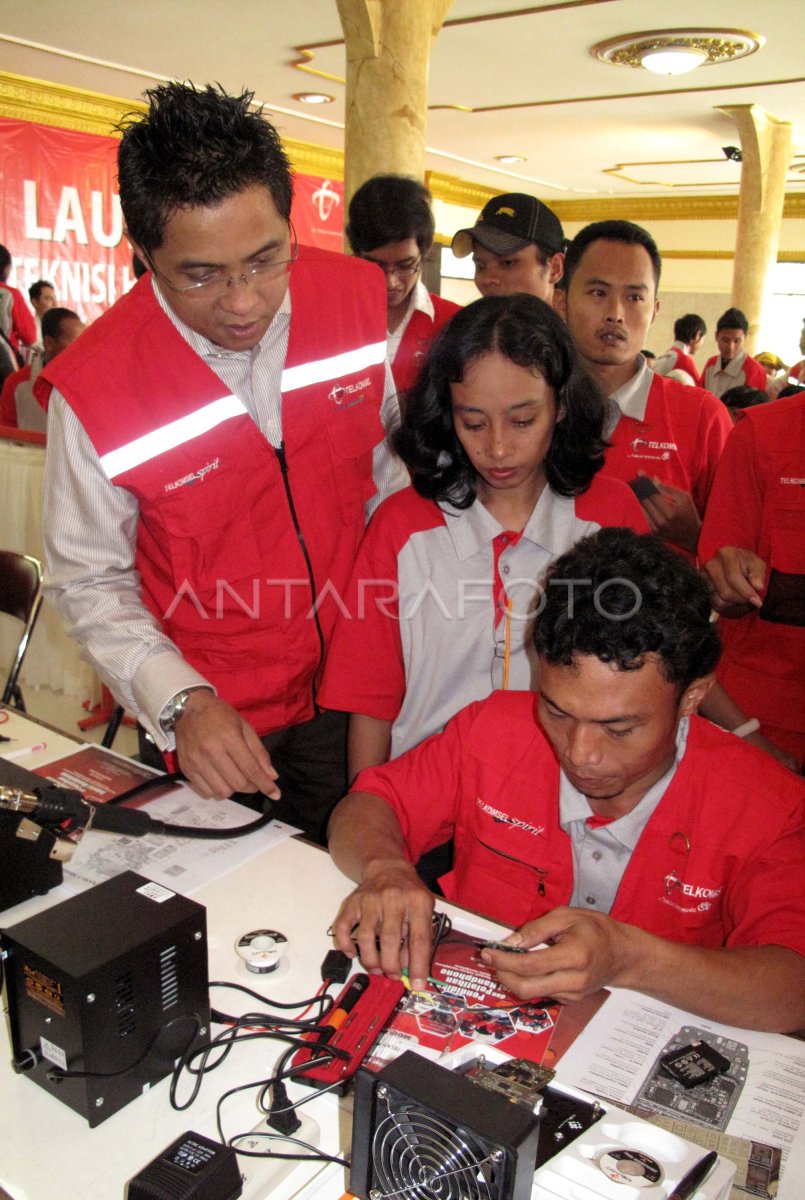 Pelatihan Teknisi Ponsel Antara Foto