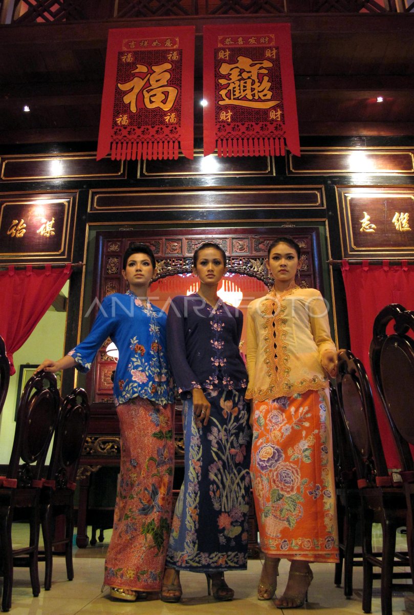 KEBAYA ENCIM PERANAKAN | ANTARA Foto