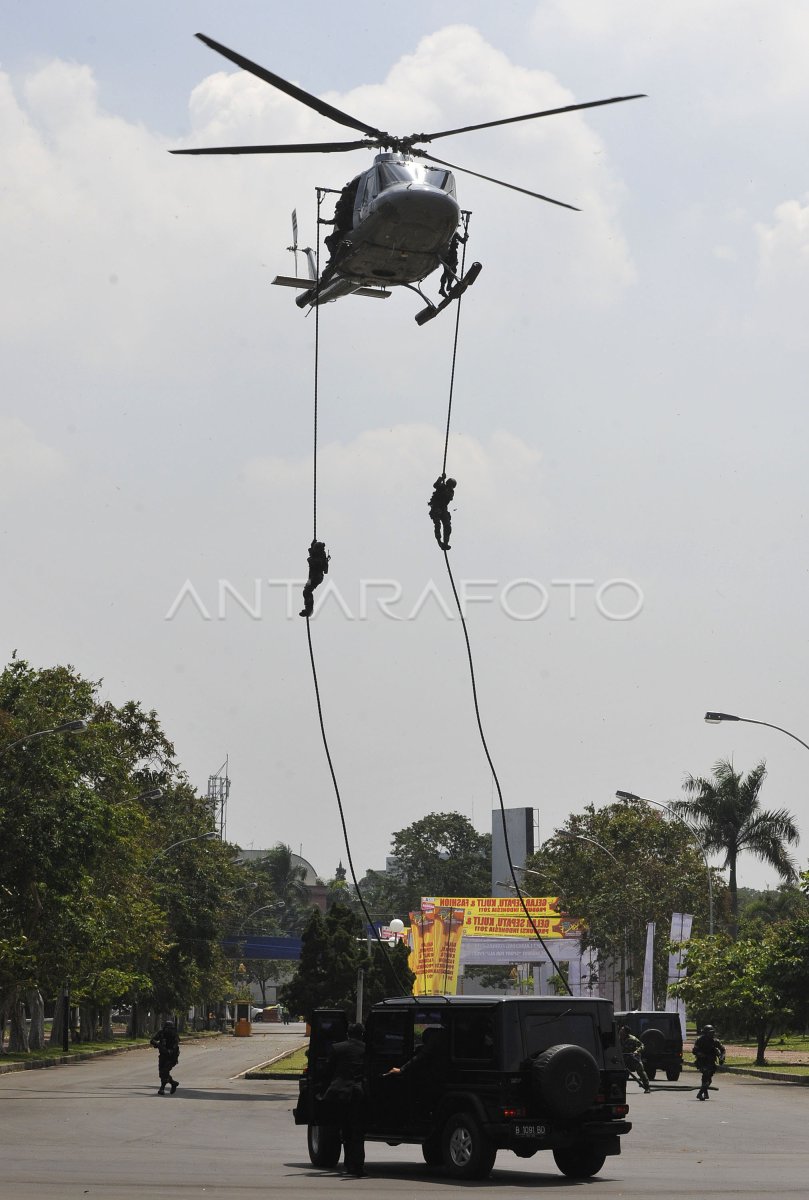 Paspampres sedang melakukan latihan pengamanan bawah air