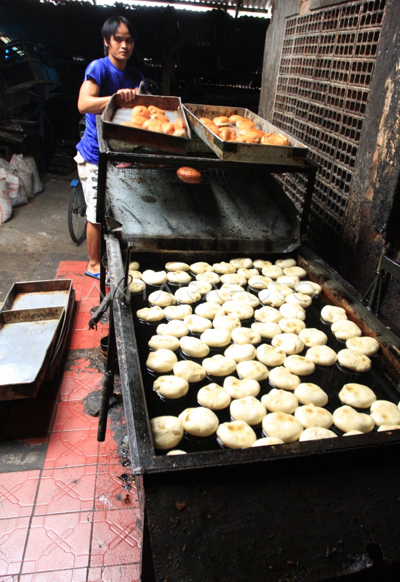 PRODUKSI ROTI RUMAHAN. | ANTARA Foto