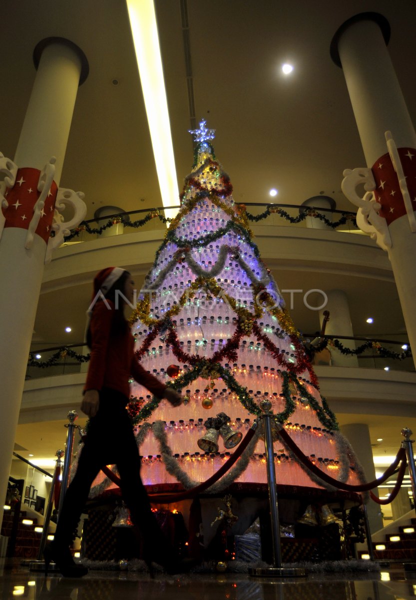 POHON NATAL DARI BOTOL BEKAS | ANTARA Foto
