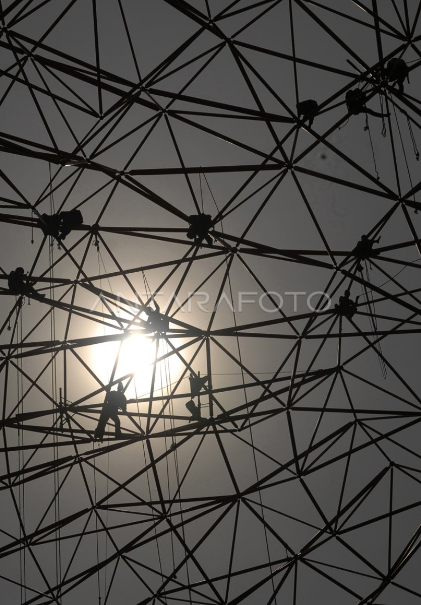 PEMBANGUNAN GOR | ANTARA Foto