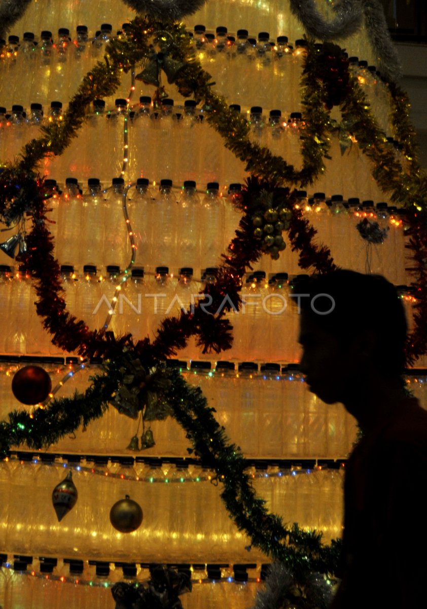 POHON NATAL DARI BOTOL BEKAS | ANTARA Foto