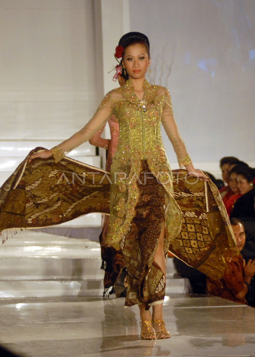 FASHION SHOW BATIK. | ANTARA Foto
