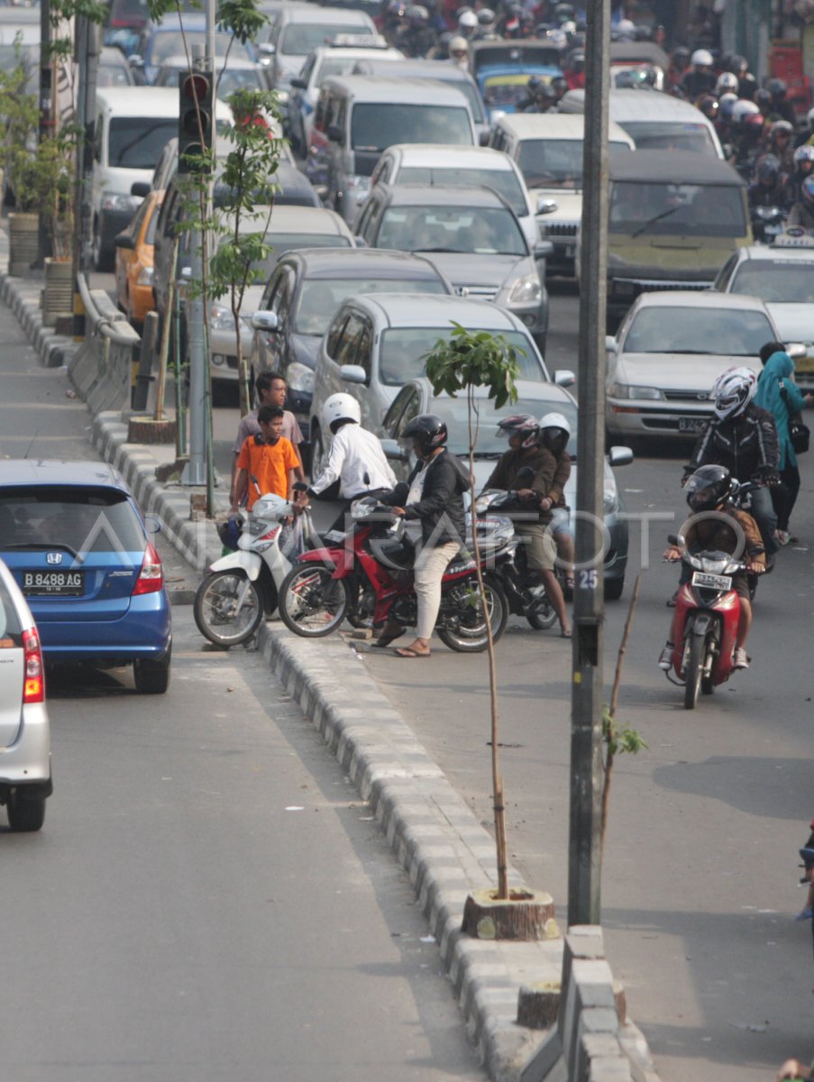 PELANGGARAN LALU LINTAS | ANTARA Foto