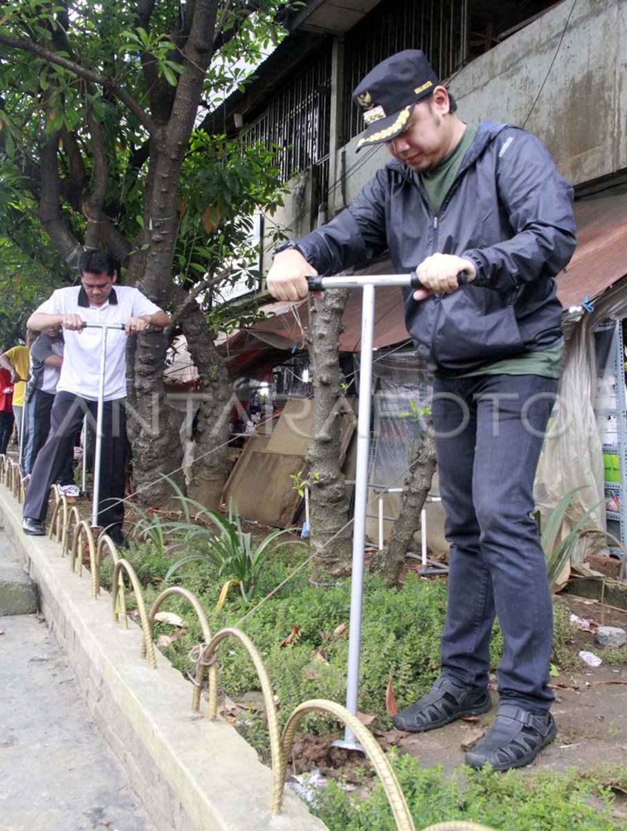 GERAKAN PEMBUATAN LUBANG BIOPORI | ANTARA Foto