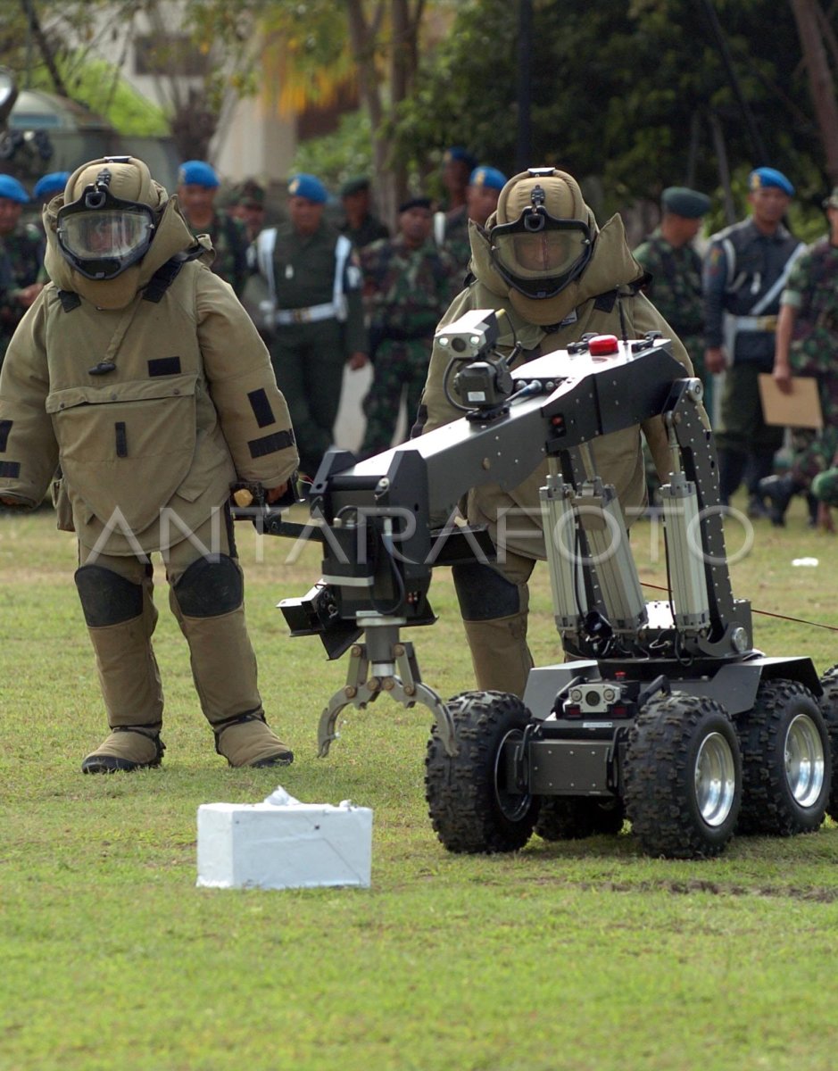 Jinakkan Bahan Peledak Antara Foto