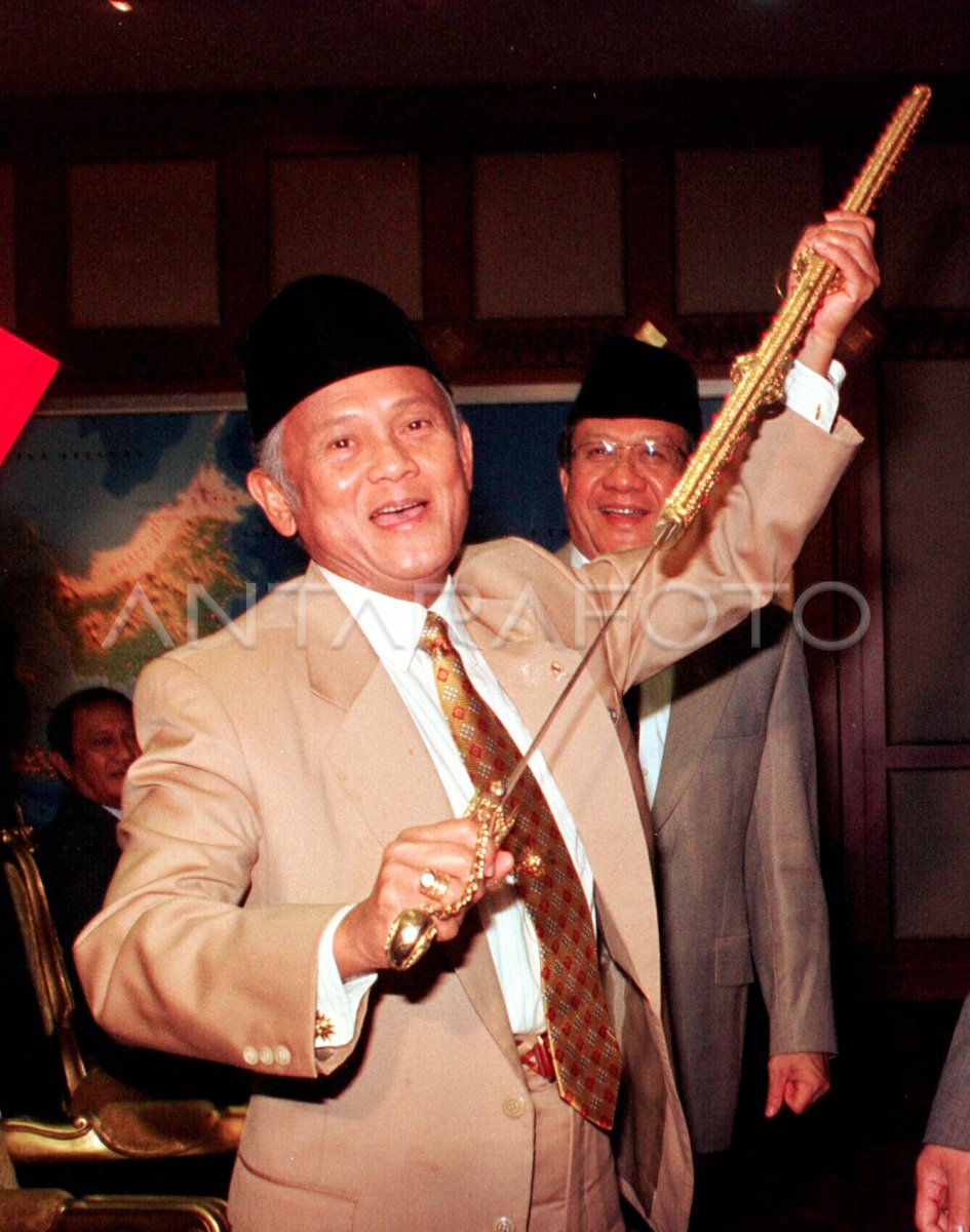 PRESIDEN BJ HABIBIE TERIMA PEDANG KUWAIT | ANTARA Foto